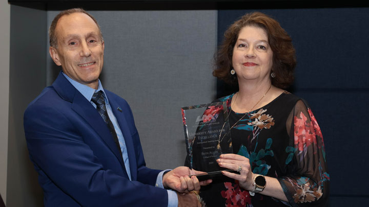 Provost Dave Puleo presents University Distinguished Teaching Award to Beth Allen